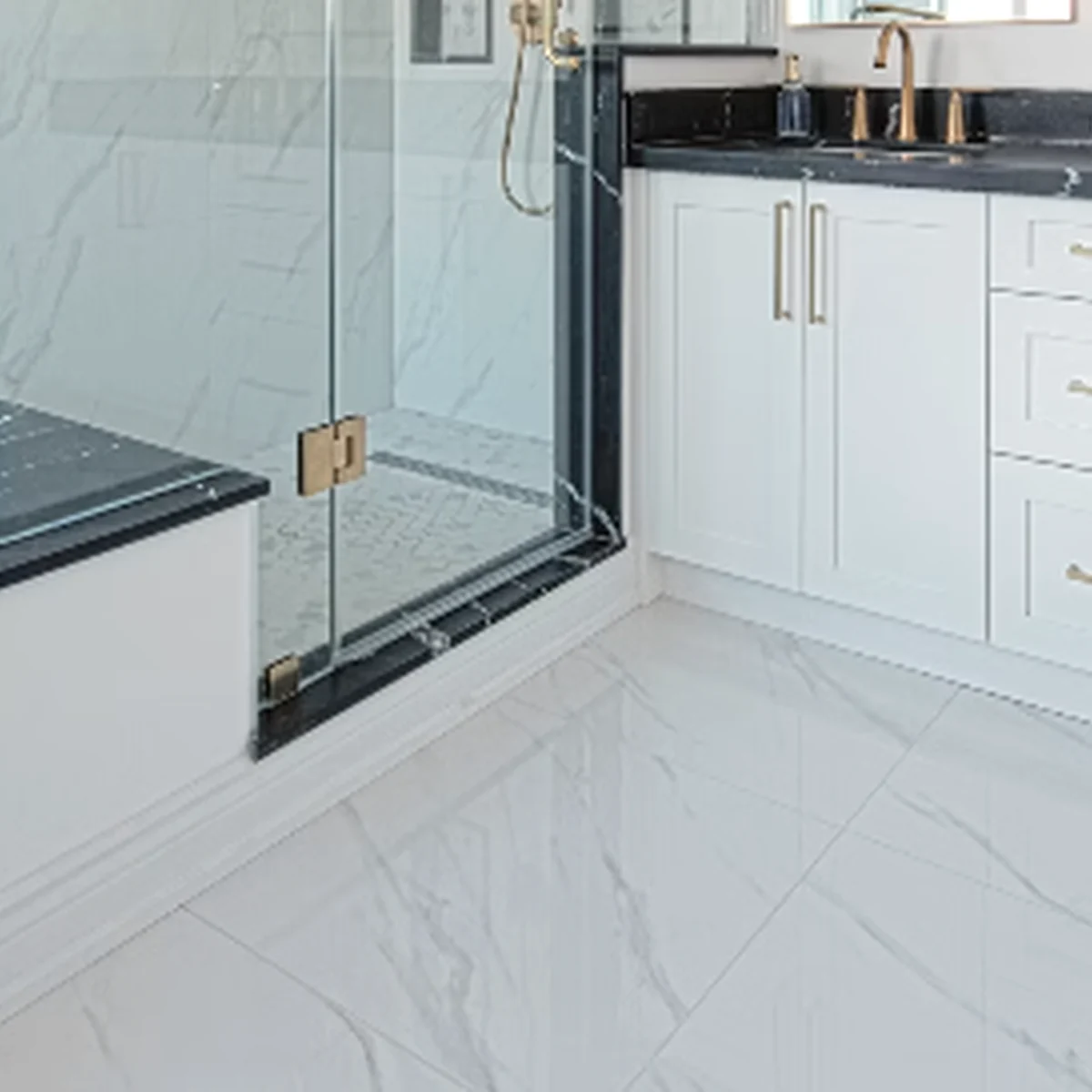 Luxury bathroom design with GROHE fittings and carefully coordinated materials